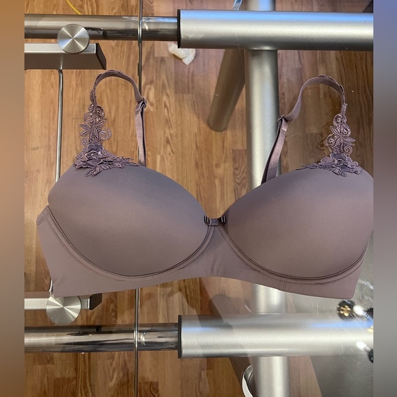 2 Wonderbra bras - Picture 1 of 6